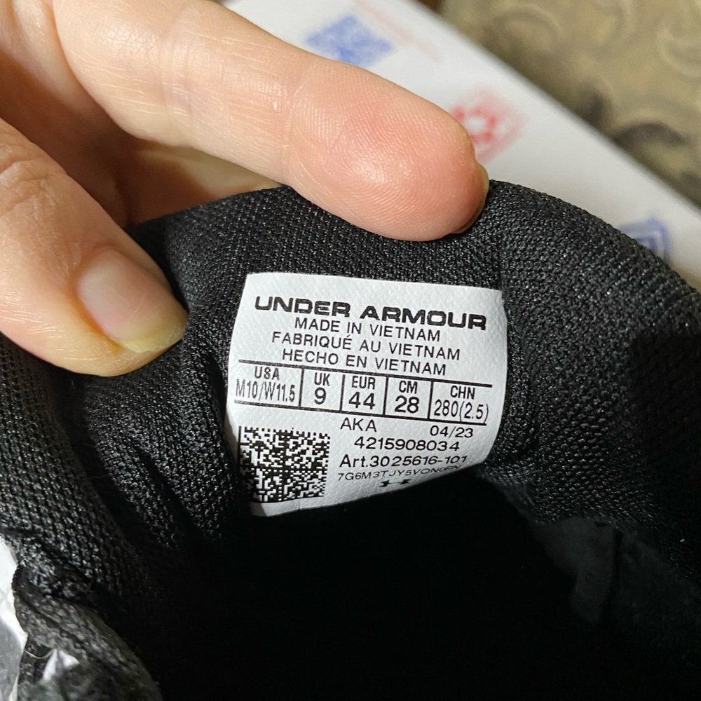 Men’s size 10 Under Armor - Picture 2 of 3